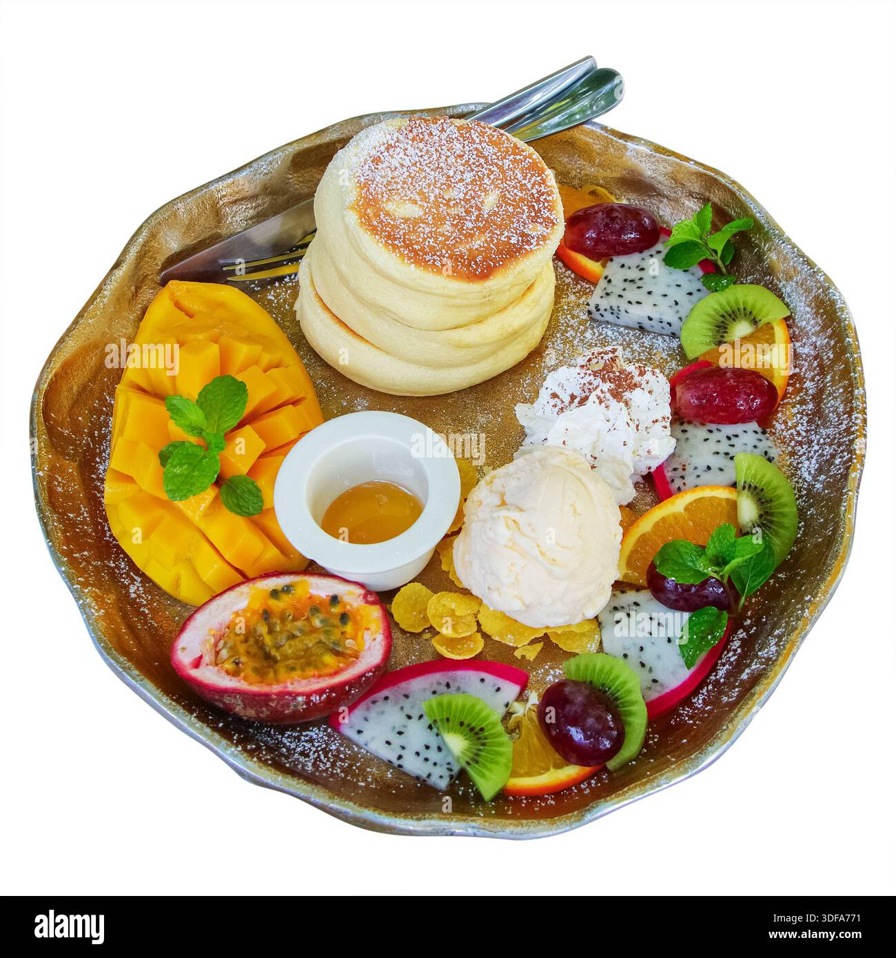 pancake a tre strati rotondi con decorazione di frutta fresca su piatto isolato su bianco. Foto Stock