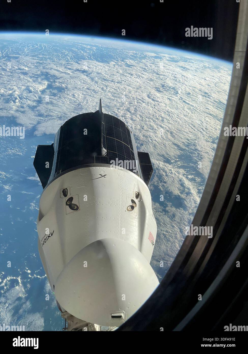 La navicella spaziale Dragon Freedom di SpaceX è ancorata al modulo Harmony. La navicella spaziale SpaceX Dragon Freedom è raffigurata da una finestra a bordo della navicella spaziale SpaceX Dragon Endurance. Entrambe le navicelle sono ancorate ai porti del modulo Harmony della stazione spaziale Internazionale. La libertà si vede pochi istanti prima di sganciarsi dal porto di Harmony con l'equipaggio della Axiom Mission 3 a bordo. 7 febbraio 2024. Una versione ottimizzata di un'immagine originale della NASA: Credito NASA/AMogensen Foto Stock