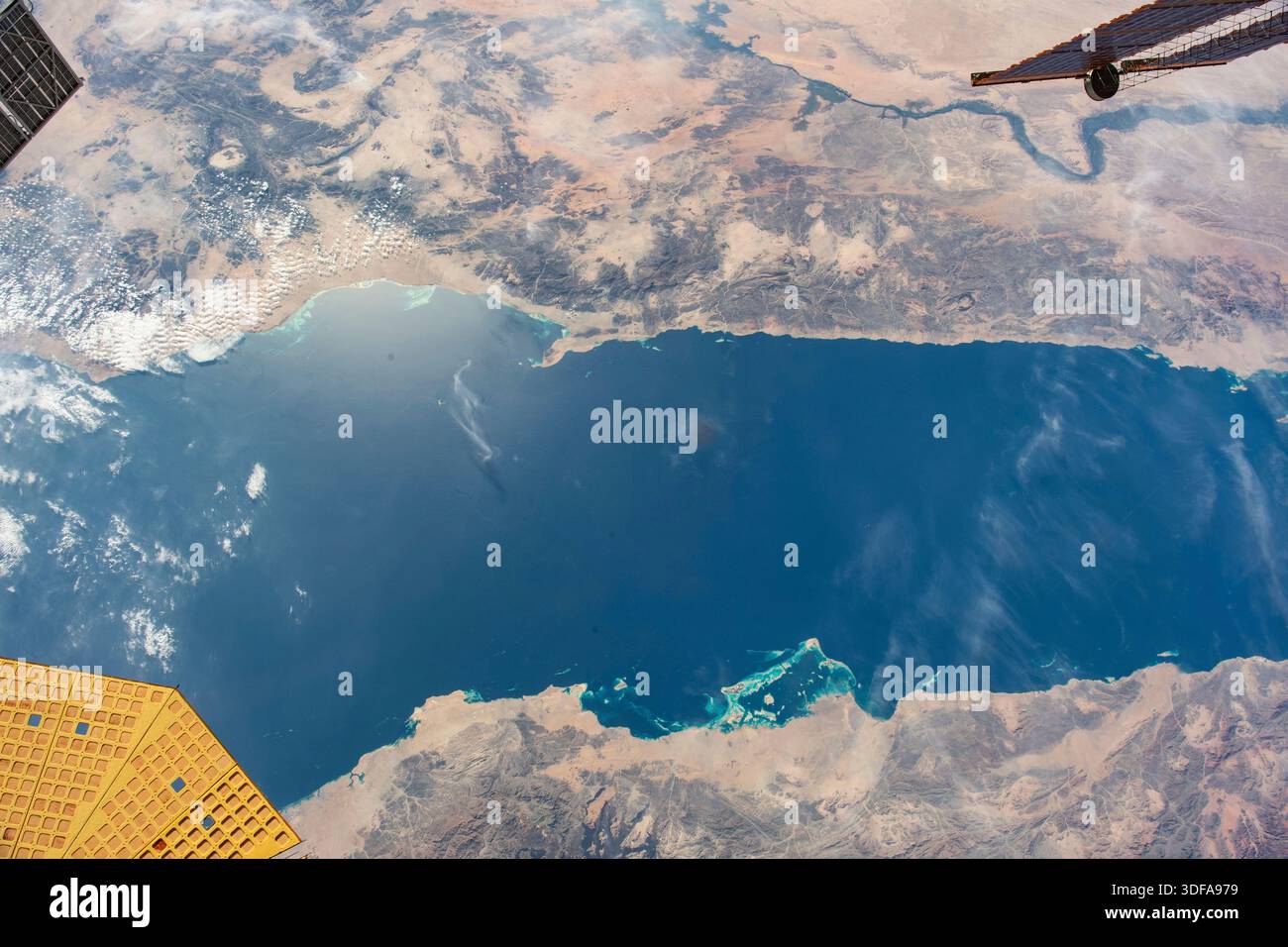 Situato tra l'Africa e l'Asia, il Mar Rosso è raffigurato dalla stazione spaziale Internazionale mentre orbitava 260 miglia sopra. Vicino alla parte superiore dell'immagine, il fiume Nilo attraversa il nord-est dell'Egitto e un array solare sbircia attraverso gli angoli in alto a destra e a sinistra. Nell'angolo in basso a sinistra è visibile l'array solare di Cygnus a forma di piatto. 24 novembre 2023 una versione ottimizzata di un'immagine originale della NASA: Credito: NASA/JMoghbeli Foto Stock