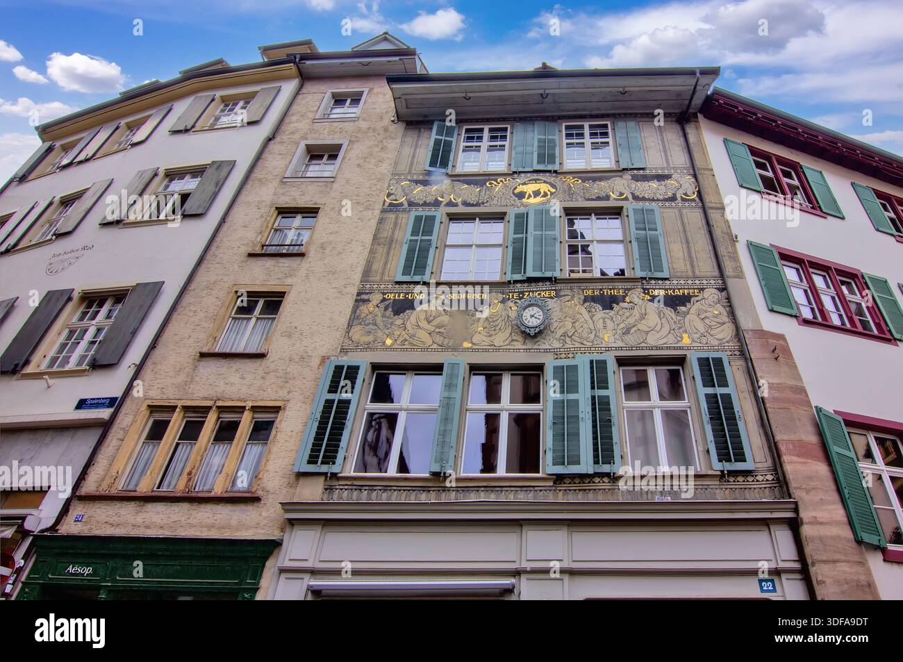 Un edificio storico di via Basilea con facciata dipinta, murales decorativi e persiane tradizionali. Foto Stock
