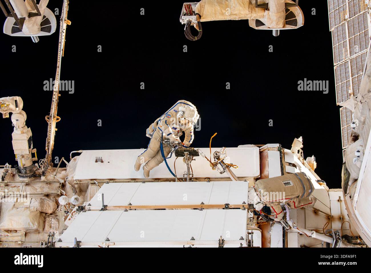 L'ingegnere di volo della Expedition 70 Nikolai Chub di Roscosmos è raffigurato durante una passeggiata spaziale per ispezionare un radiatore di riserva, dispiegare un nanosatellite e installare l'hardware di comunicazione sul modulo scientifico Nauka della stazione spaziale Internazionale. 25 ottobre 2023. Una versione ottimizzata di un'immagine originale della NASA: Credito: NASA/JMoghbeli Foto Stock
