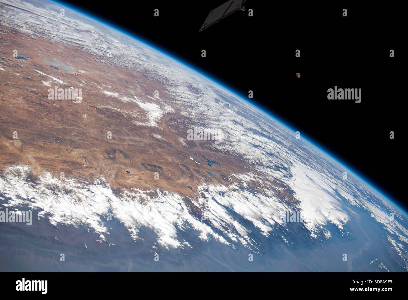 India, Himalaya e Cina la fotografia guarda attraverso l'India, l'Himalaya e la Cina mentre la stazione spaziale Internazionale orbitava a 264 miglia di altezza. Una luna gibbosa e ondeggiante è raffigurata sopra l'orizzonte della Terra. 23 febbraio 2021 una versione ottimizzata di un'immagine originale della NASA: Credit: NASA Foto Stock