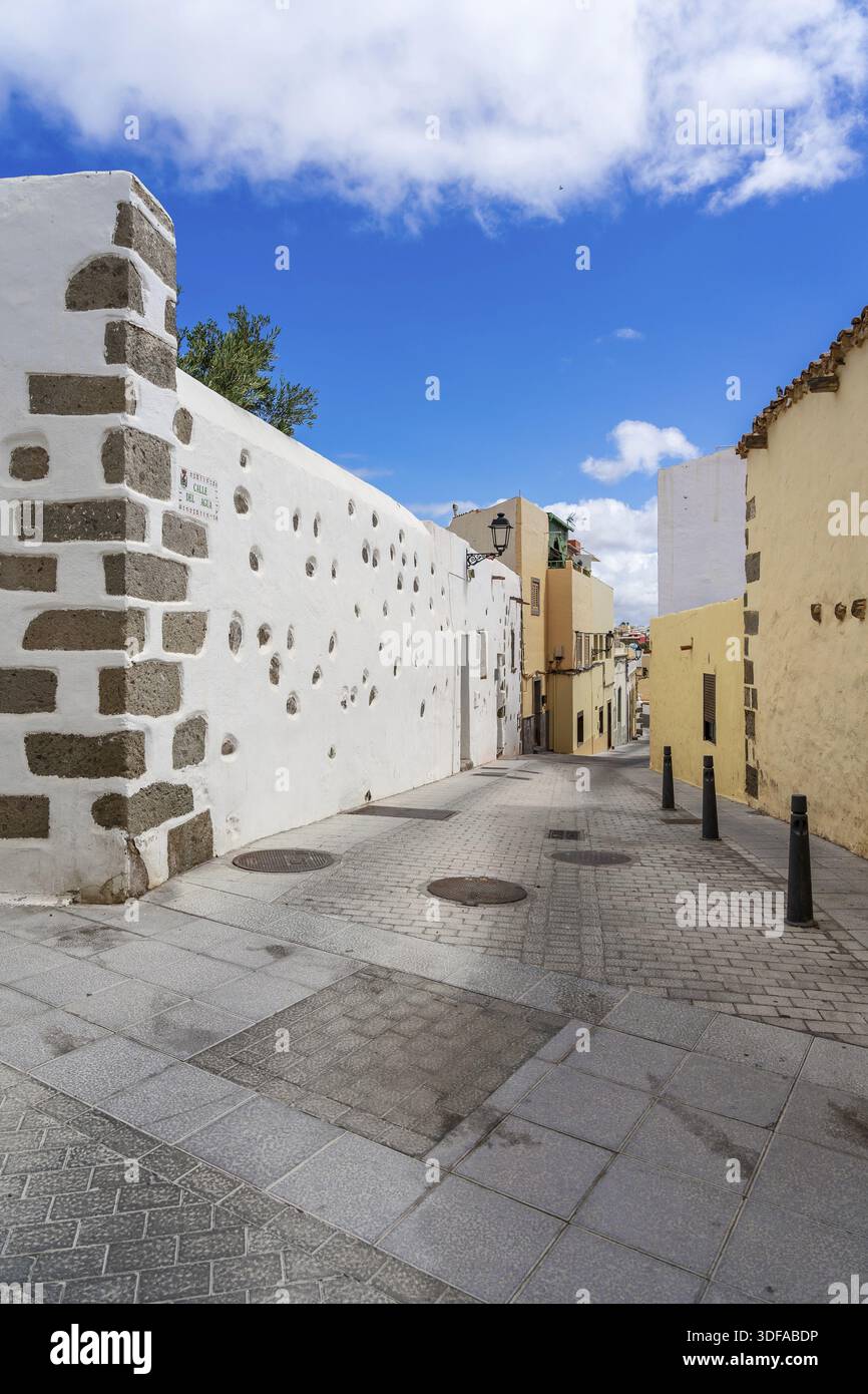 Strada della città vecchia di Aguimes. Gli Aguimes furono fondati nel 1491 su un importante insediamento aborigeno dopo la conquista castigliana di Gran Canaria Foto Stock