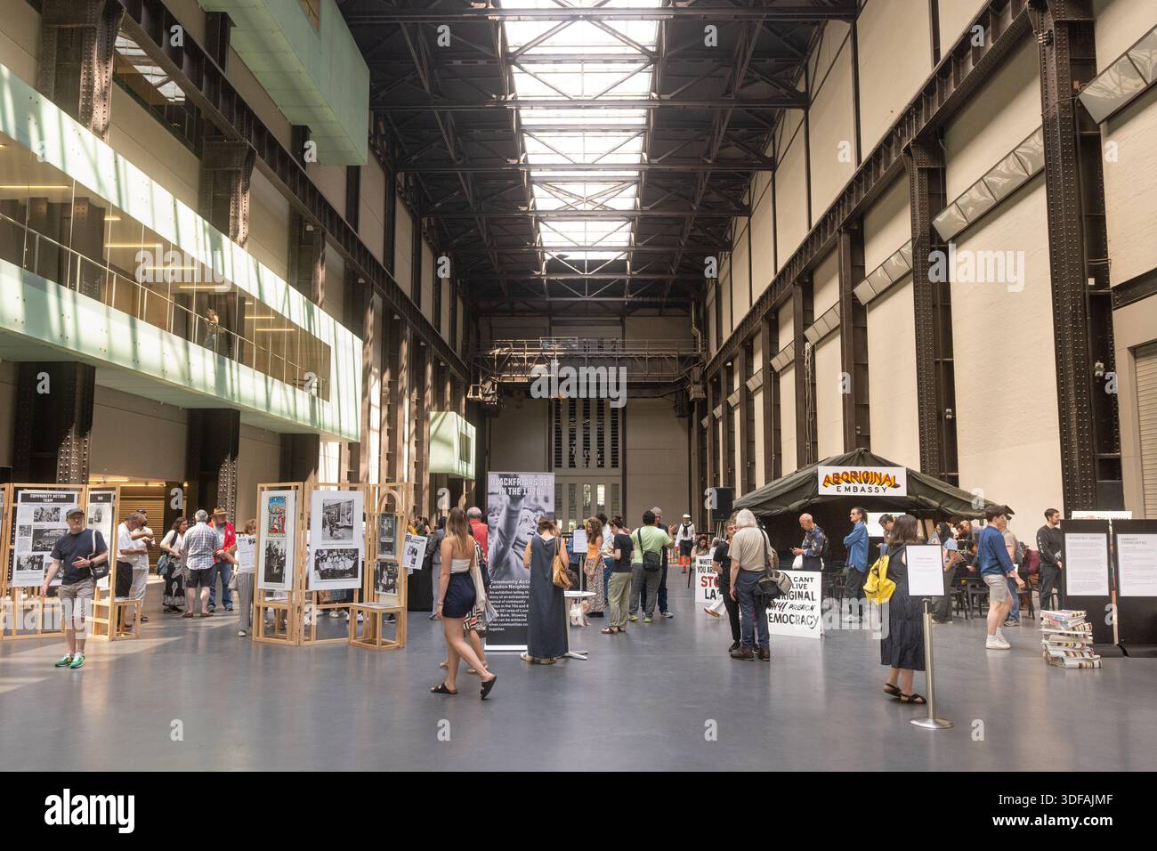 La gente guarda una mostra alla Tate Modern di Londra, che mostra il Blackfriars SE1 negli anni '1970 Foto Stock