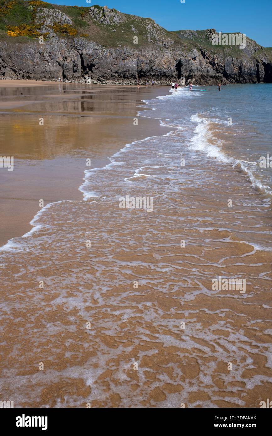 Onde sulla spiaggia di Barafundle Bay Beach Pembrokeshire Galles occidentale Regno Unito Foto Stock