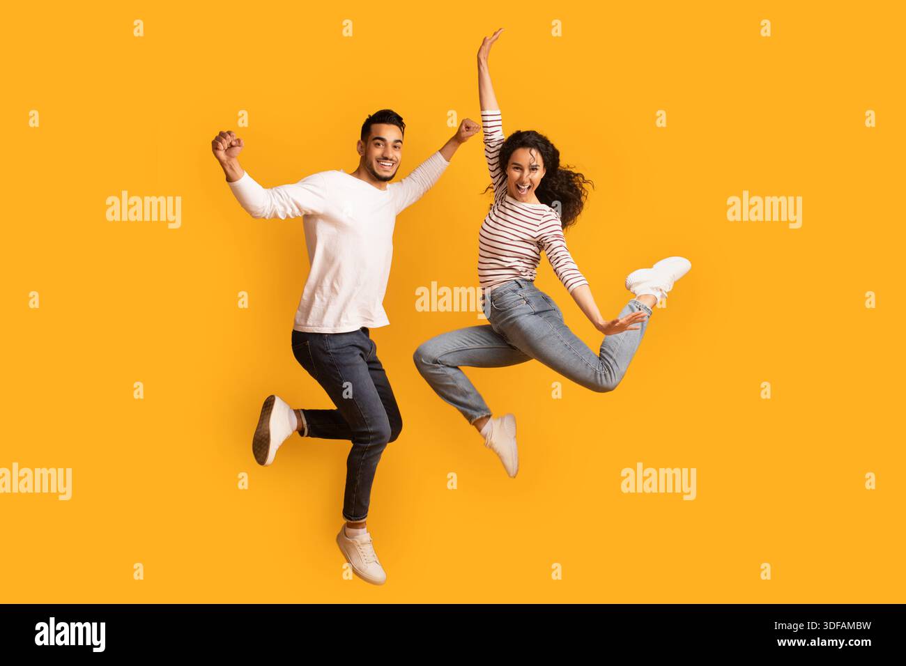Vendite incredibili. La coppia araba si è accanita saltando in aria con mani alzate Foto Stock