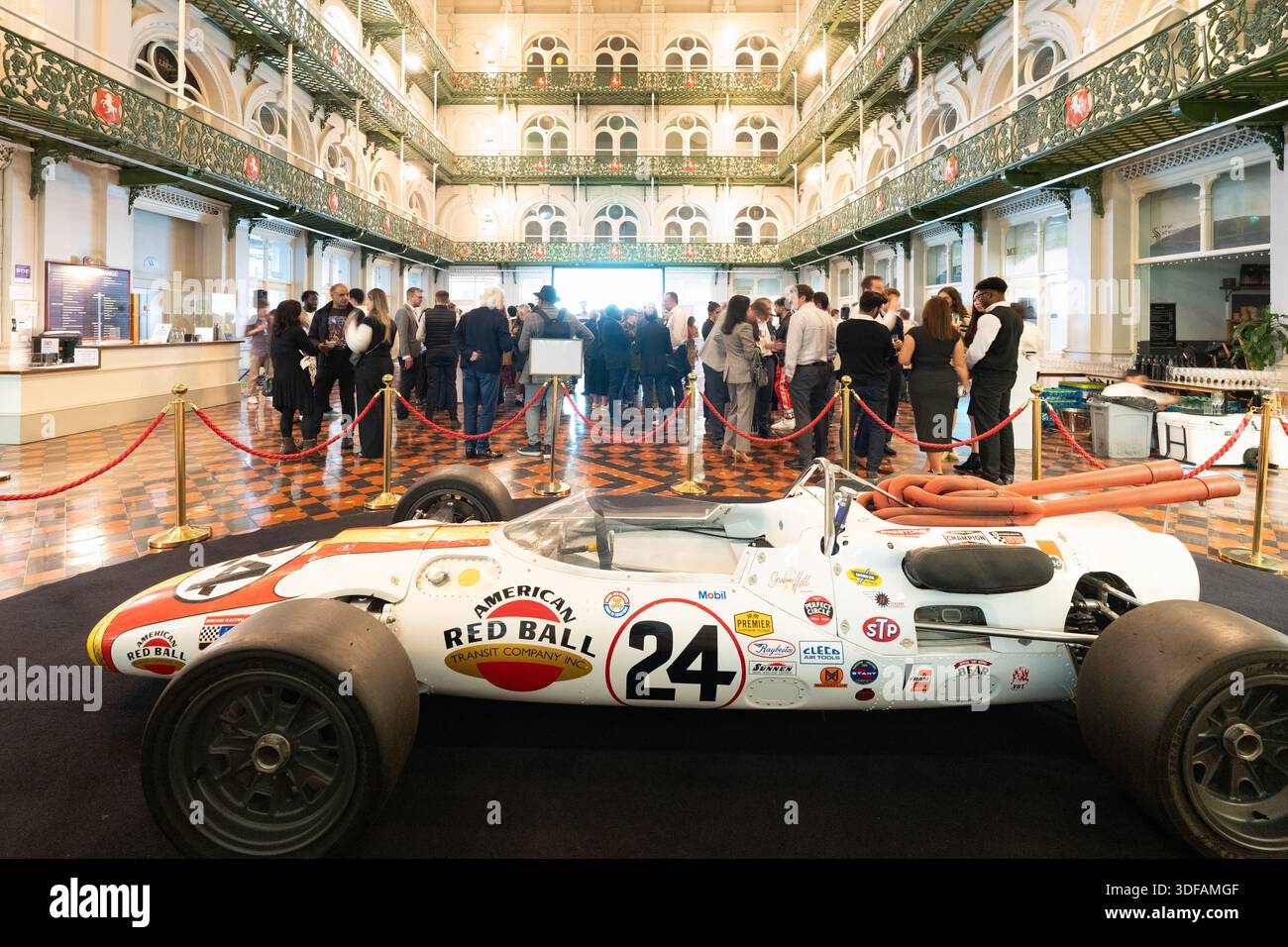 Un'auto da corsa d'epoca viene esposta al The Hop Exchange di Londra per un evento privato. Foto Stock