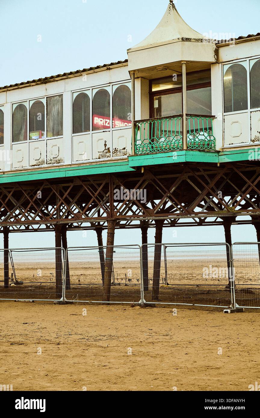 Molo di St Anees circondato dalla recinzione, Regno Unito Foto Stock