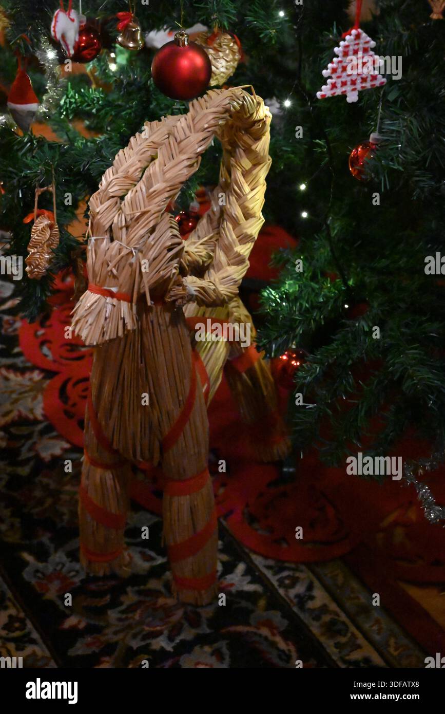 Yule marea di capra paglia. Decorazioni natalizie tradizionali artigianali. Foto Stock