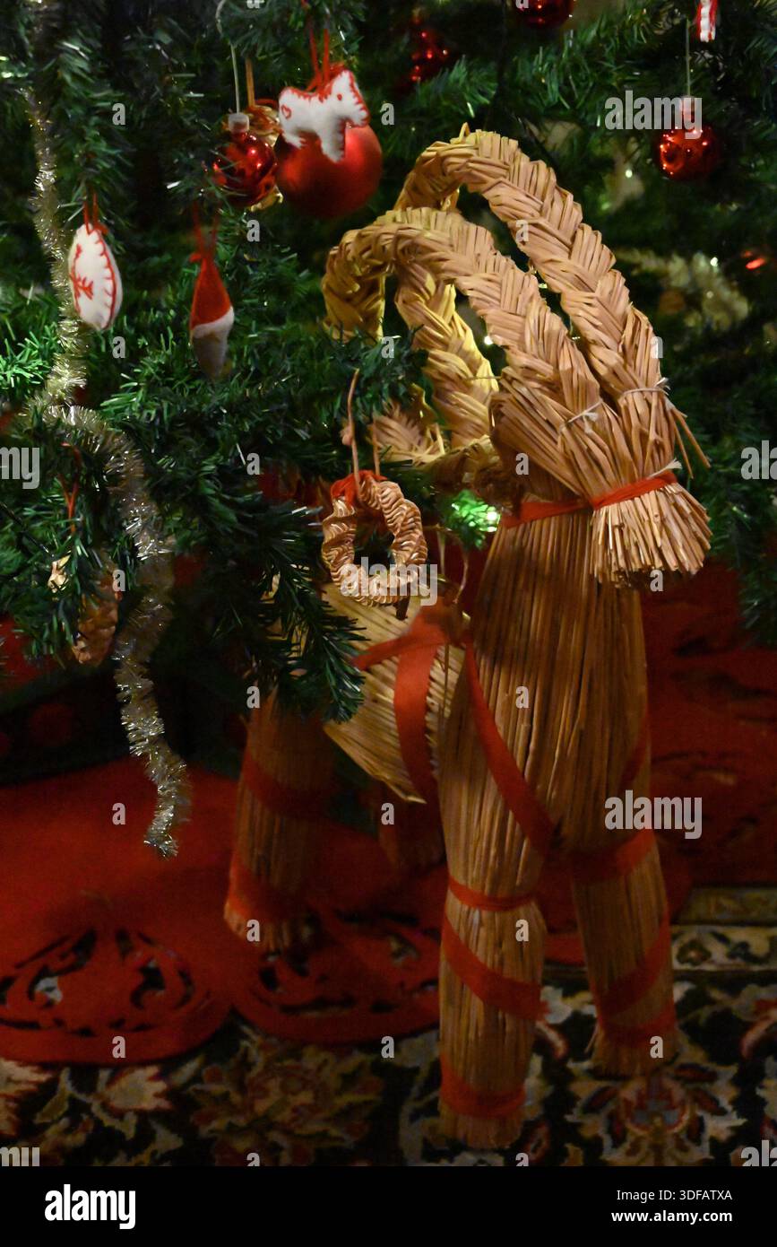 Yule marea di capra paglia. Decorazioni natalizie tradizionali artigianali. Foto Stock