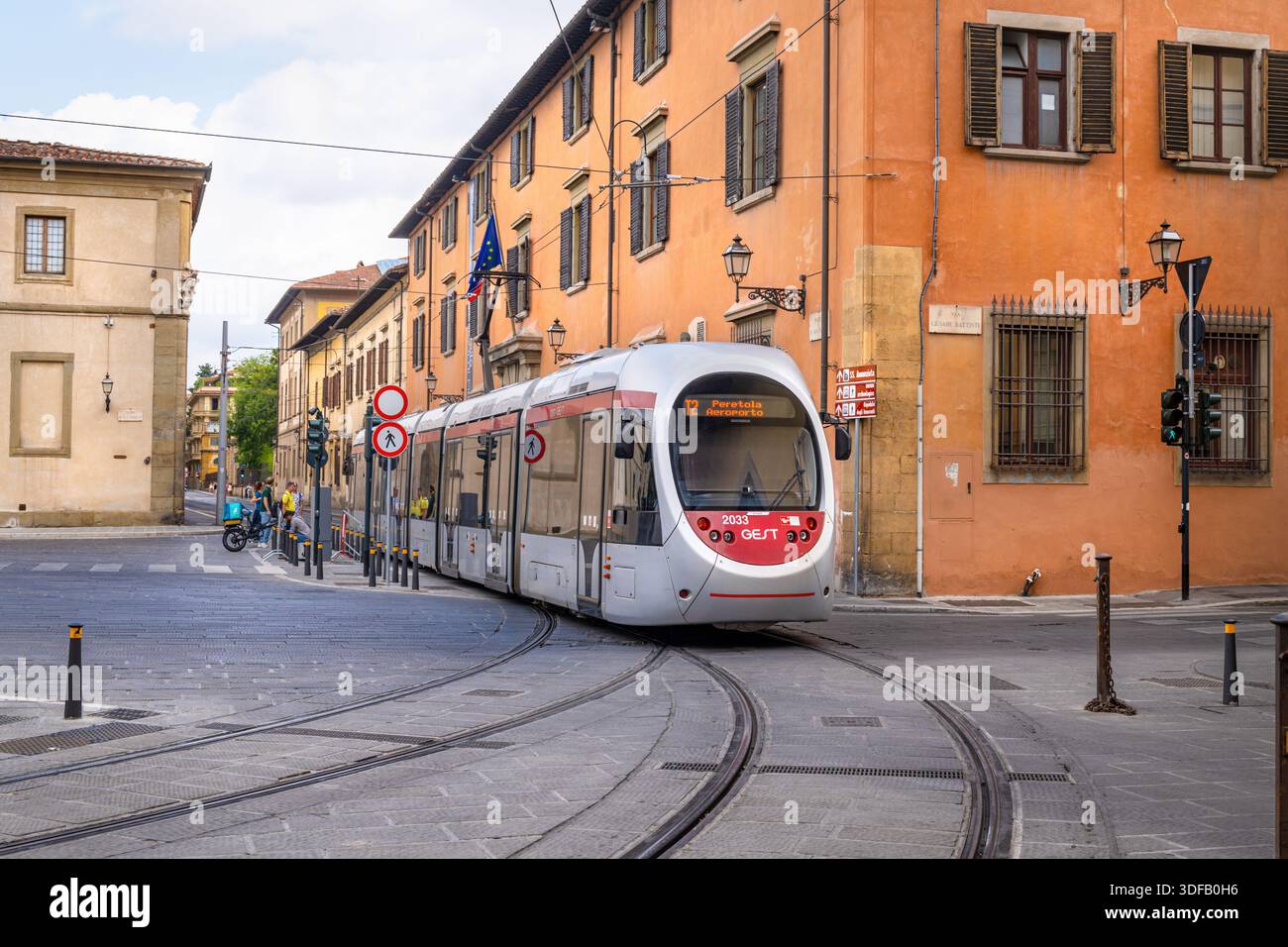 Come parte della rete tranviaria, questa è un'immagine di un tram che viaggia per le strade della città di Firenze, Italia. Foto Stock