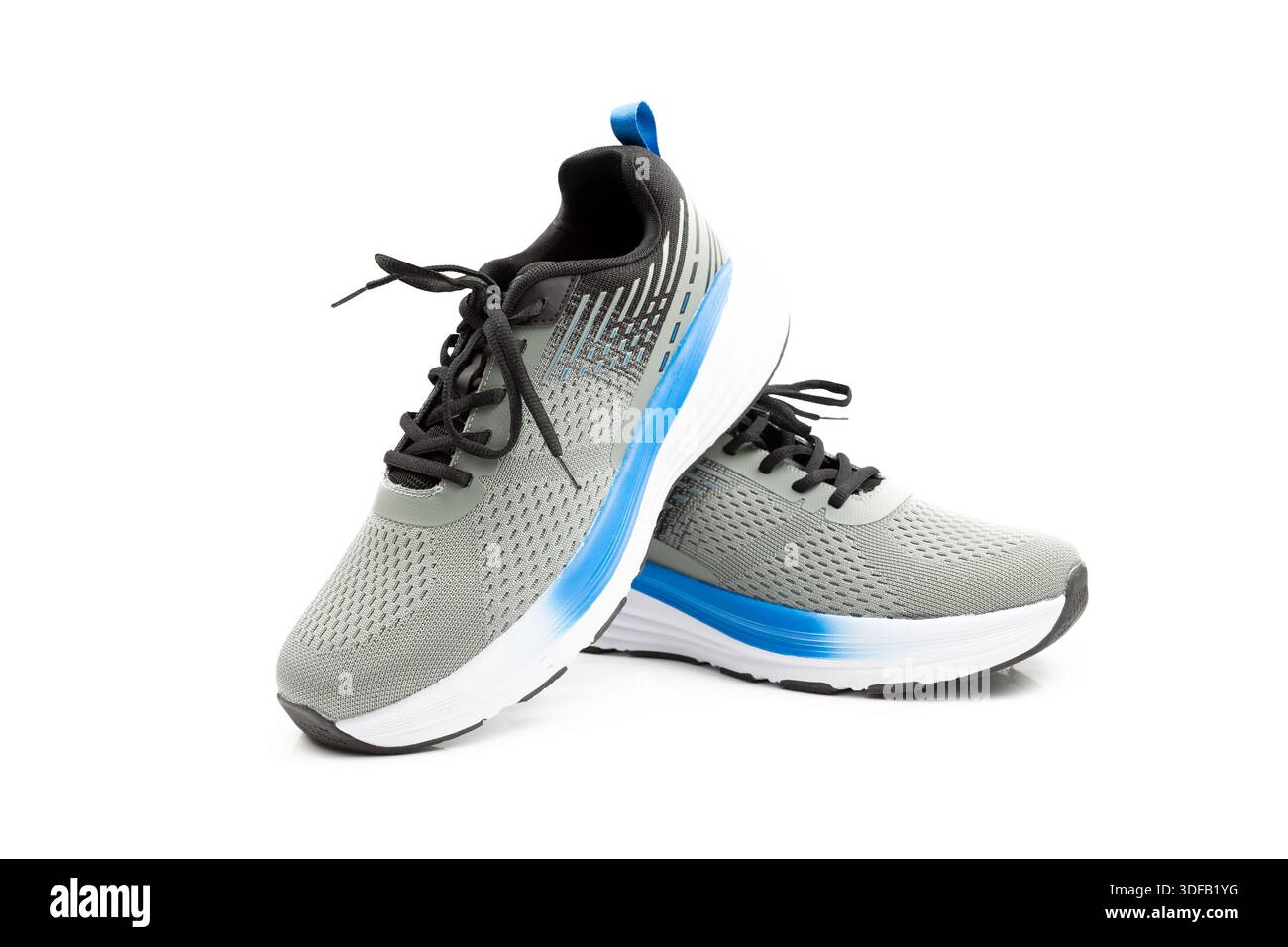Un paio di scarpe da running atletiche generiche in grigio, nero e blu, con mesh traspirante, suola imbottita, e design stringato. Ideale per fitness, jogging e allenamento. Foto Stock