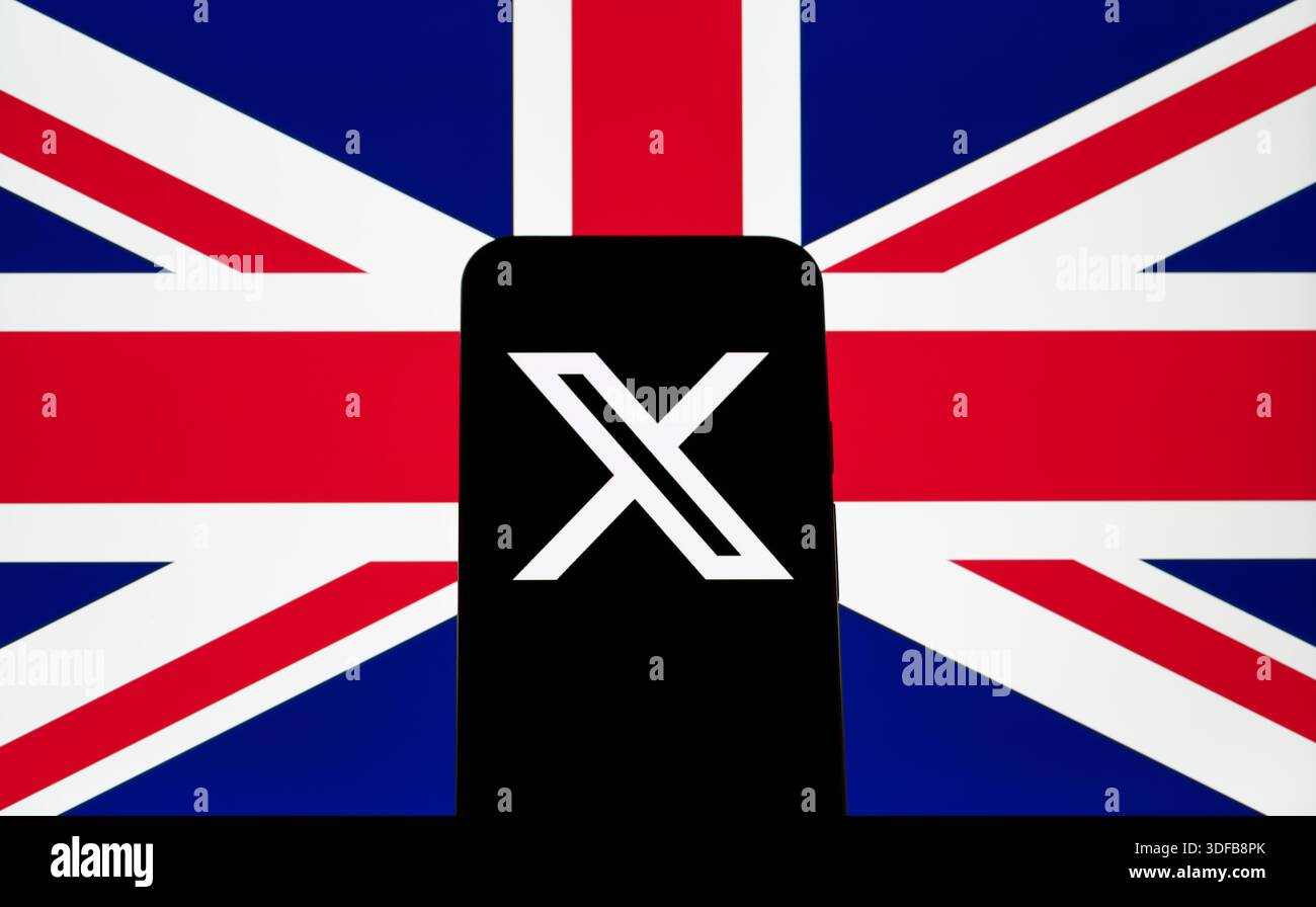 Logo X visualizzato sul telefono cellulare centrato sulla bandiera del Regno Unito, sulla piattaforma Twitter e sul concetto di comunicazione online. Stafford, Re Unito Foto Stock