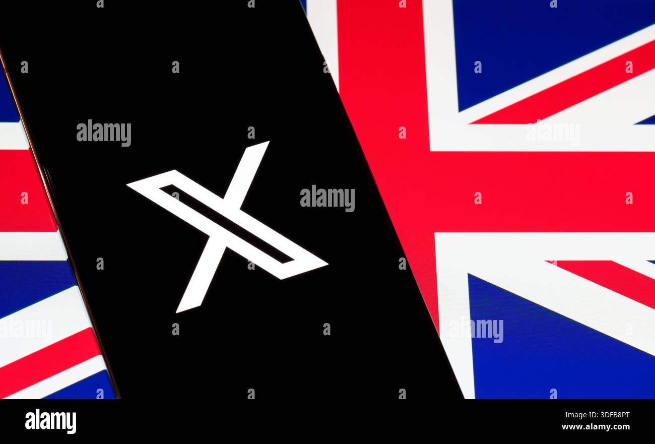 Il logo X si illumina su uno smartphone che si trova sul tessuto della bandiera britannica, sull'icona Twitter e sul concetto dei media digitali in Gran Bretagna. Stafford, Regno Unito, Janu Foto Stock