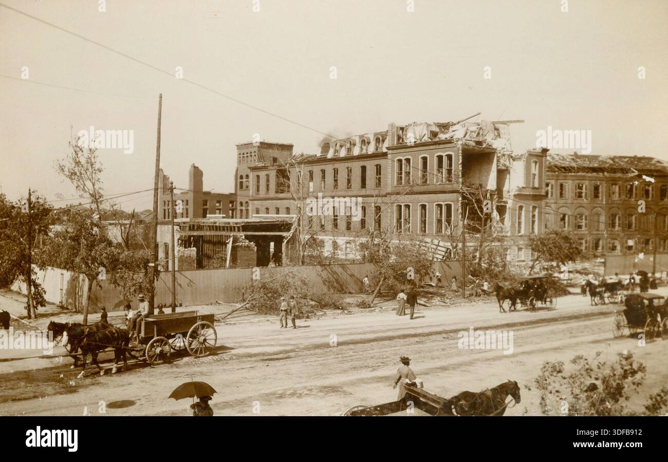 Danni al City Hospital alla 18th e Lafayette Ave. Dopo il tornado del 1896. Fotografia di St-Louis, 1896. Museo di storia del Missouri Foto Stock