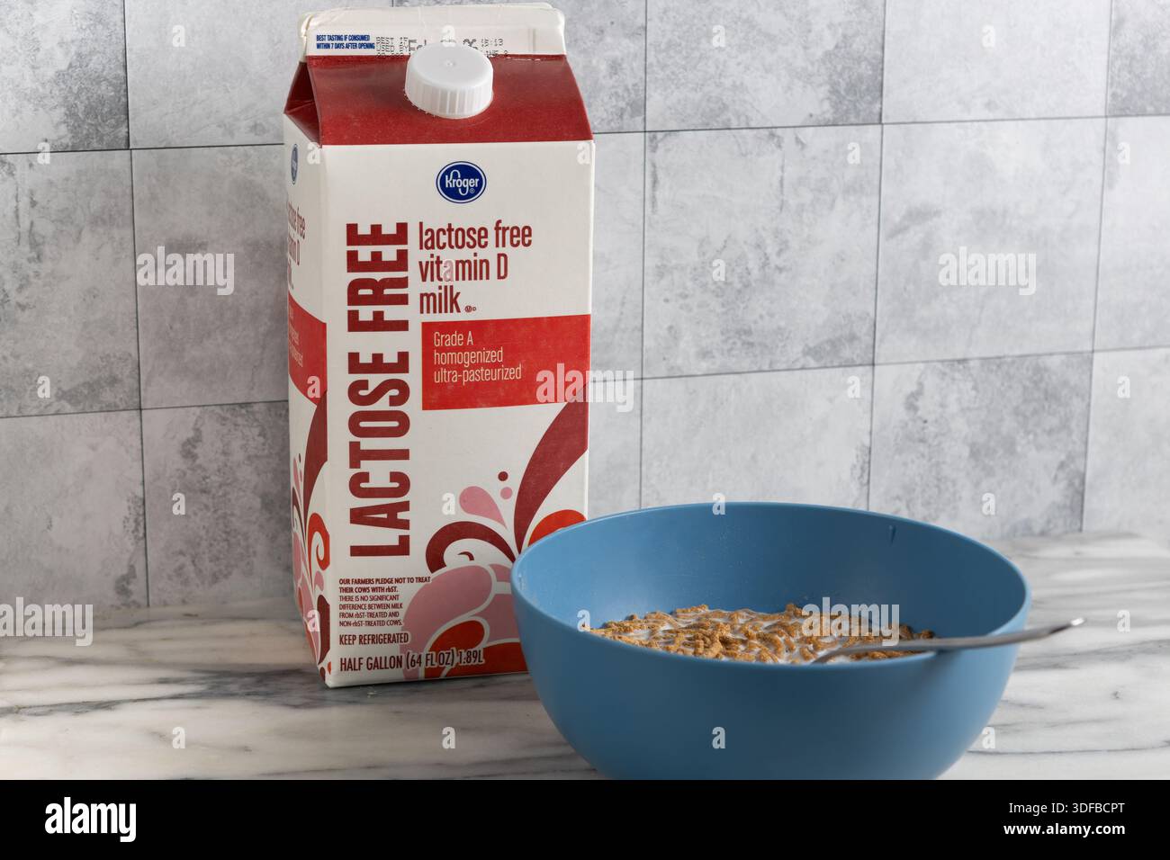 Cartone per il latte privo di lattosio con una ciotola di cereali per la colazione ad alta fibra Foto Stock