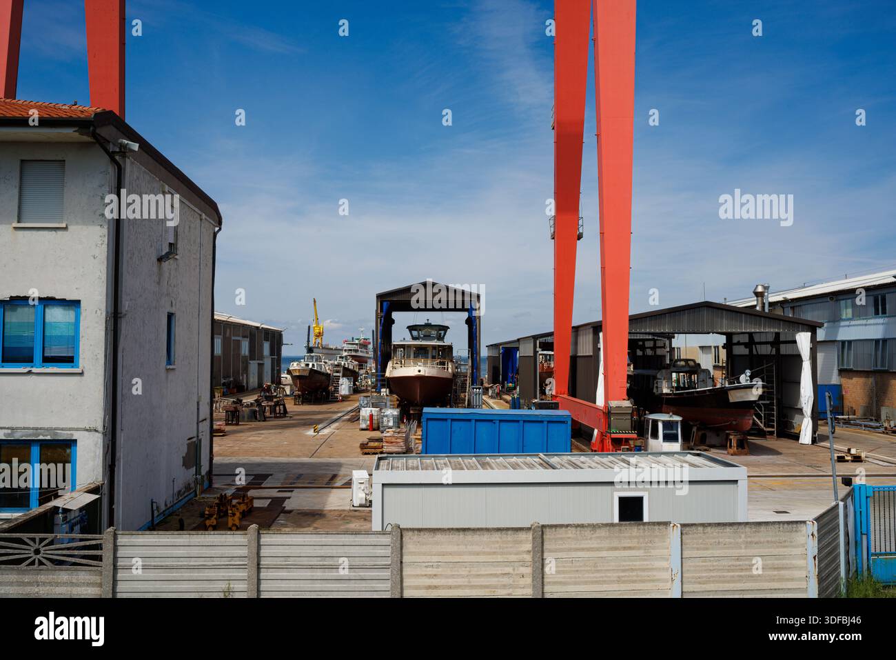 Il grande yacht viene sollevato da una gru in un cantiere navale. Foto Stock