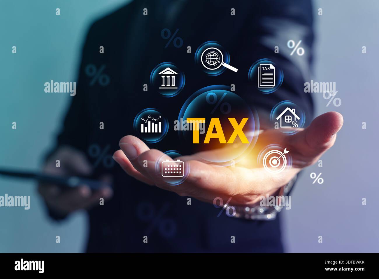 Uomo d'affari che detiene il simbolo FISCALE con icone finanziarie, percentuali e calendario. Concetto di pianificazione fiscale, scadenza di deposito, audit, contabilità, conformità, Foto Stock