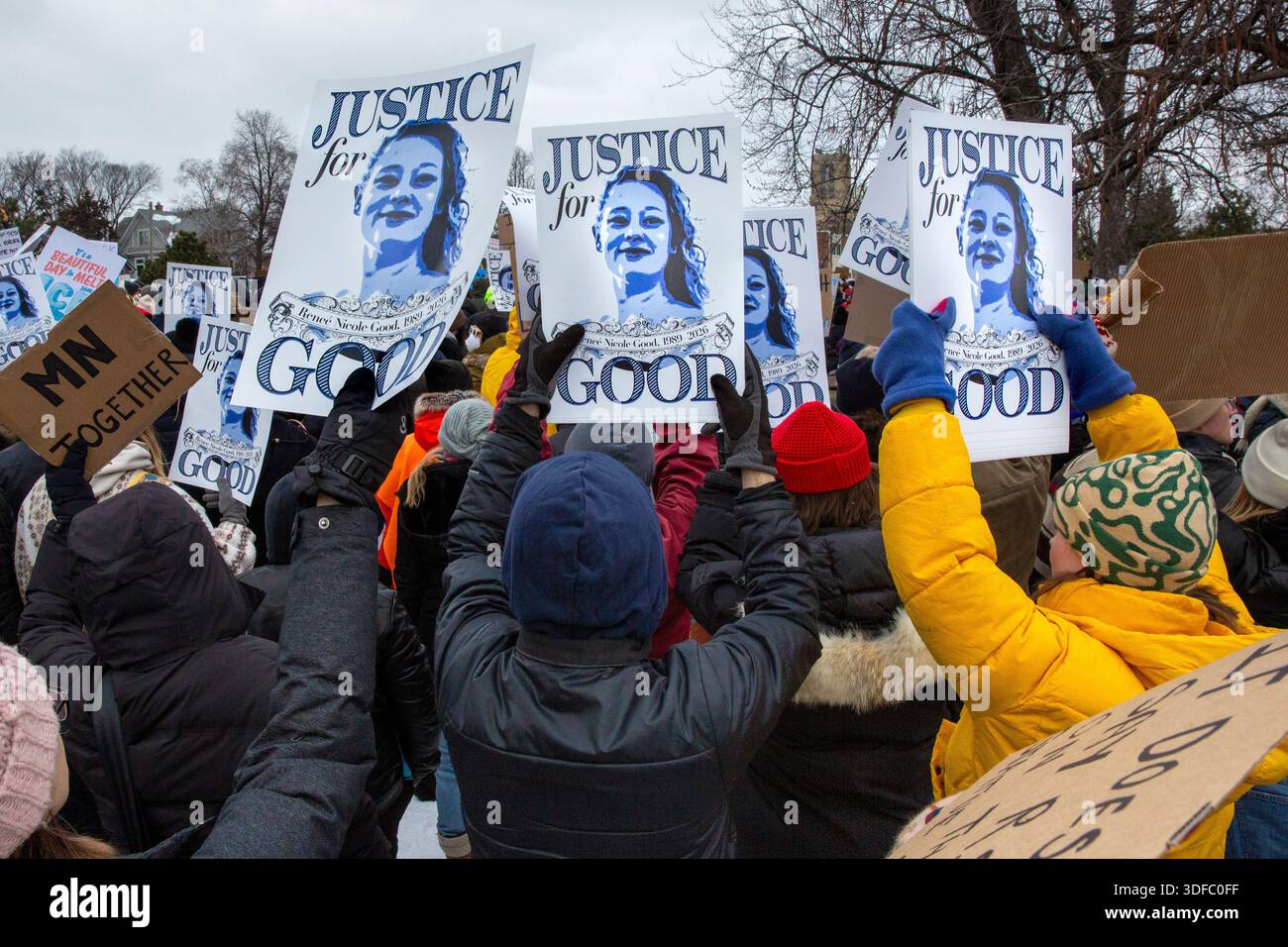 Manifestanti anti-GHIACCIO a Minneapolis con cartelli con un ritratto di Reneè Nicole Good, ucciso da un ufficiale federale dell'immigrazione degli Stati Uniti e.. Foto Stock