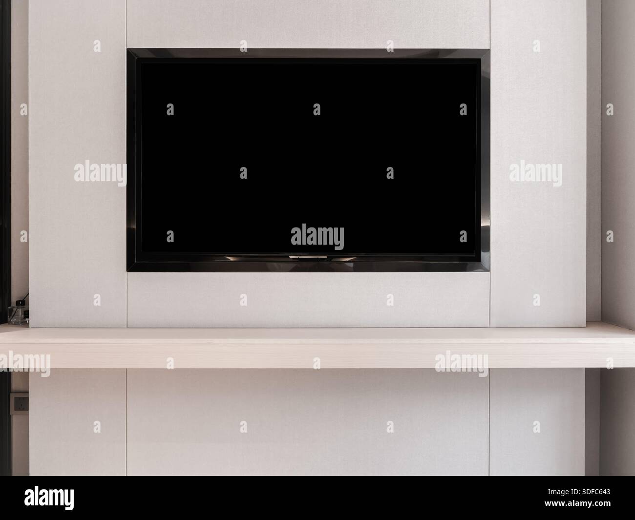Moderno TV a schermo piatto montato a parete in una camera d'hotel con schermo nero vuoto, ideale per smart TV mockup, presentazioni di interior design o conteggi digitali Foto Stock