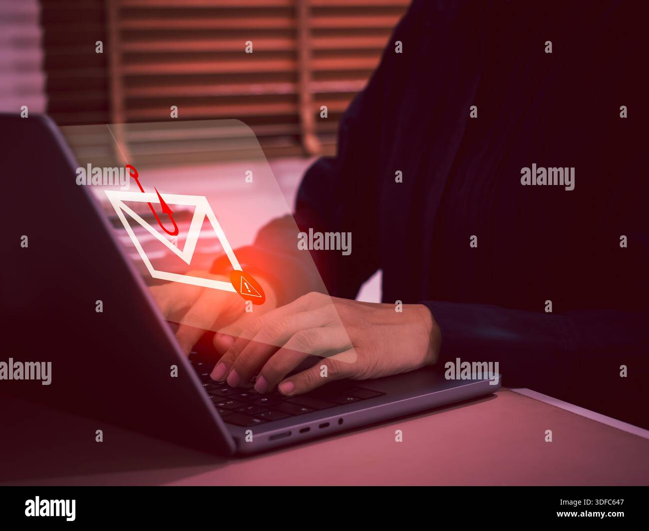 Icona di avviso e-mail di phishing sullo schermo del notebook. Concetto di cyber frode, truffa, furto di dati e attacchi di phishing. Perfetto per illustrare il digitale Foto Stock