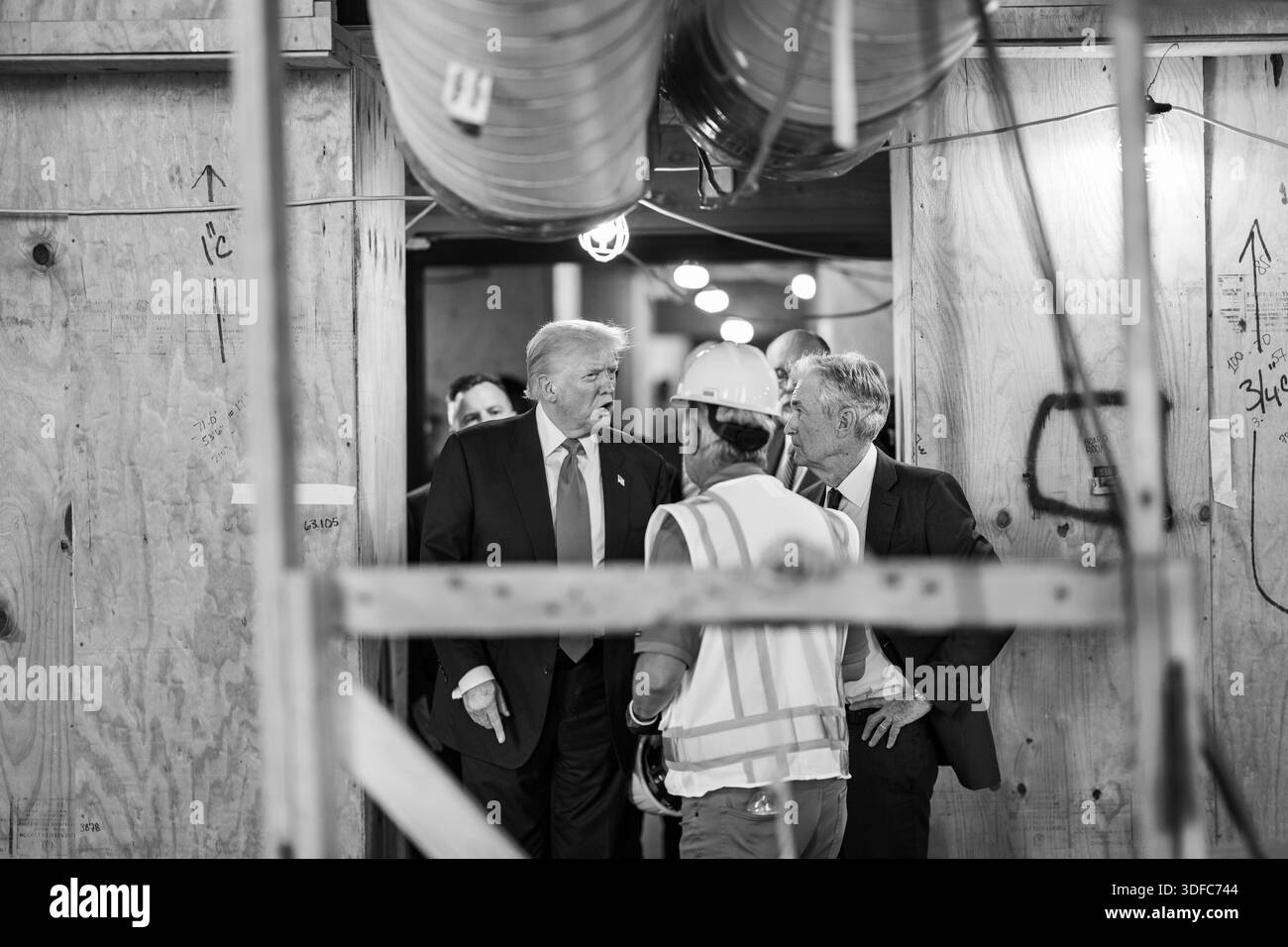Il presidente Donald Trump fa un tour della Federal Reserve insieme al presidente della Fed Jerome Powell e al senatore Tim Scott (R-SC), giovedì 24 luglio 2025. (Foto ufficiale della Casa Bianca di Daniel Torok) Foto Stock