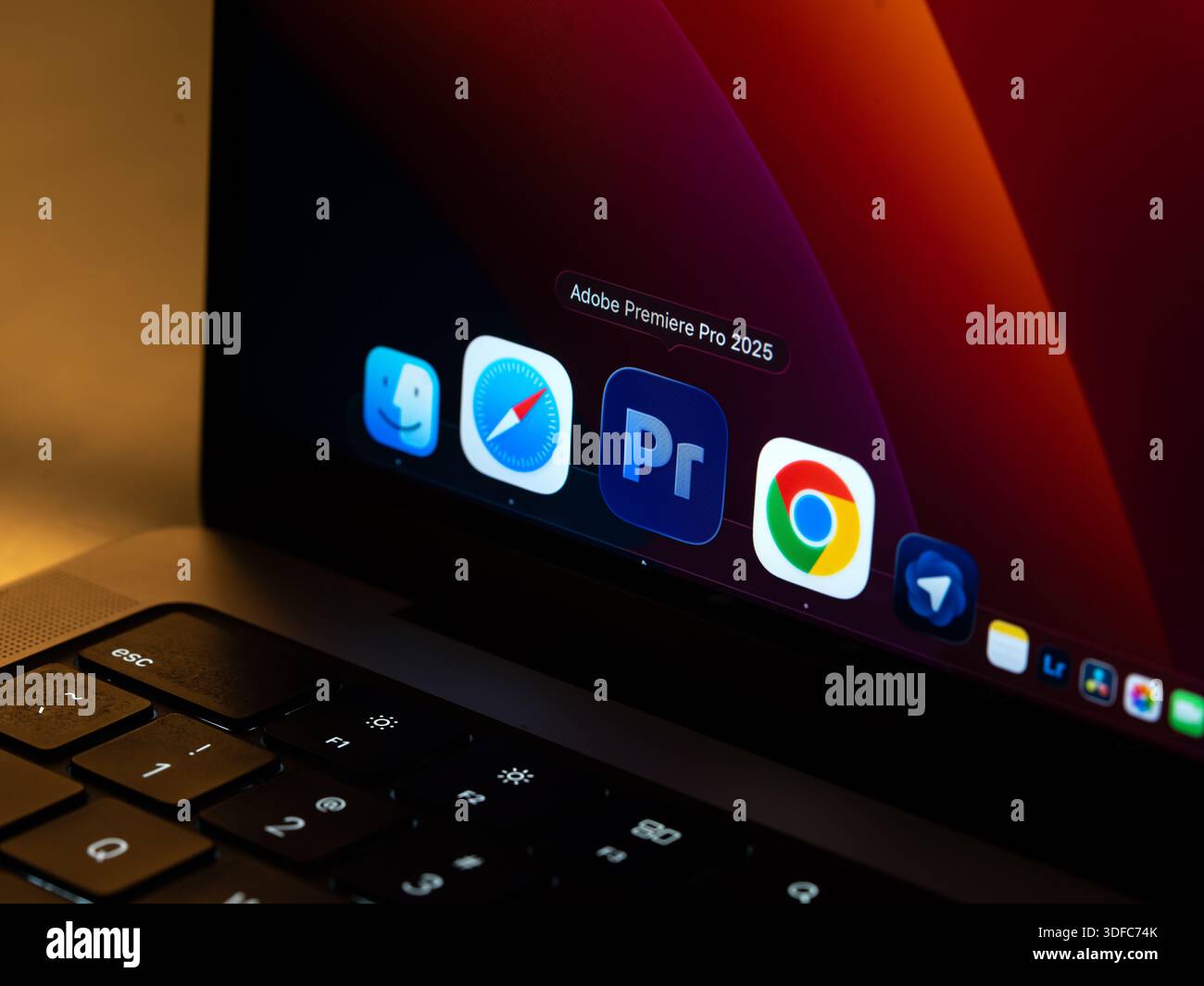 Il logo Adobe Premiere Pro viene visualizzato sullo schermo di uno smartphone, a Bangalore, India, il 6 gennaio 2026 Foto Stock
