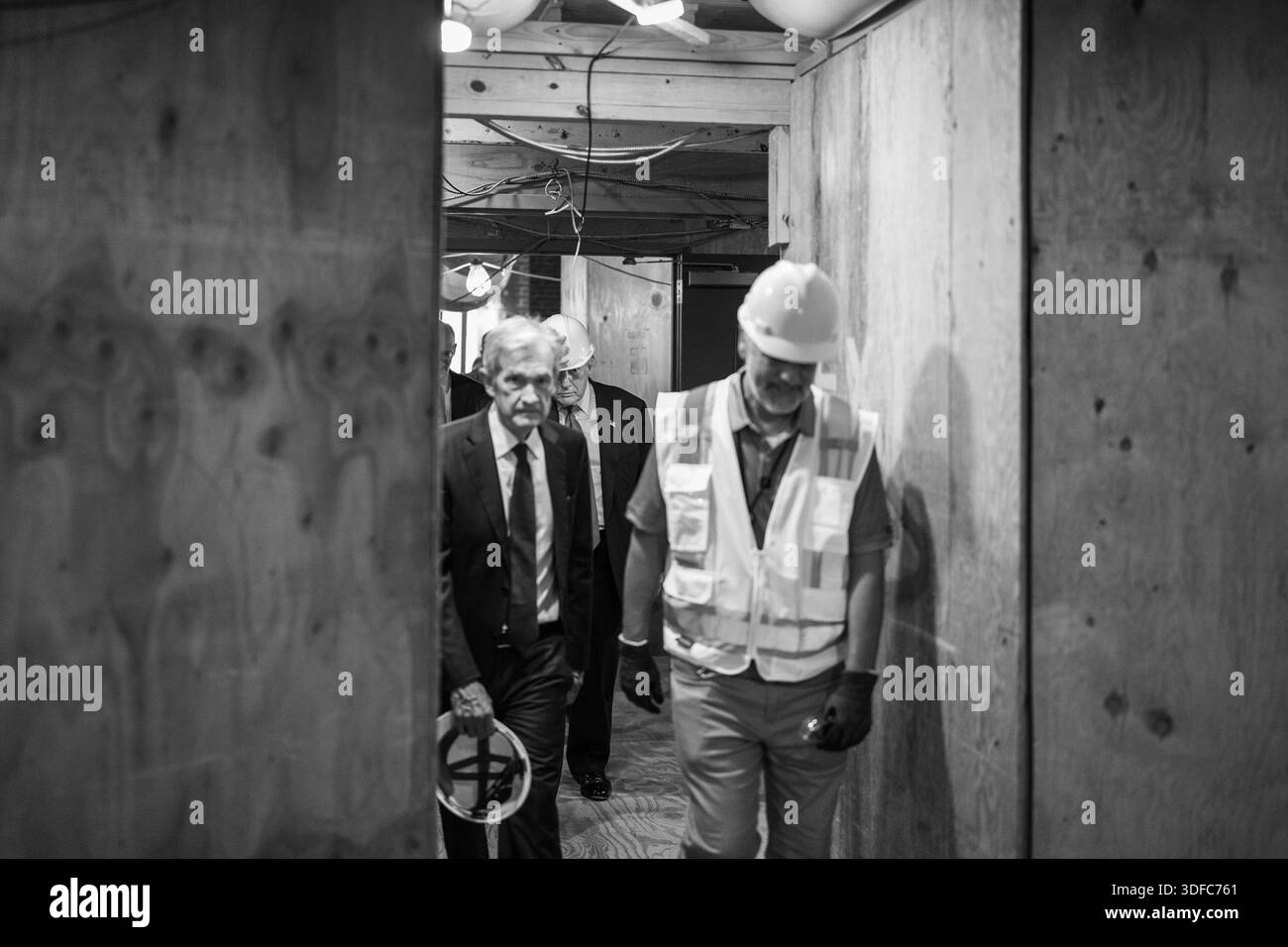 Il presidente Donald Trump fa un tour della Federal Reserve insieme al presidente della Fed Jerome Powell e al senatore Tim Scott (R-SC), giovedì 24 luglio 2025. (Foto ufficiale della Casa Bianca di Daniel Torok) Foto Stock