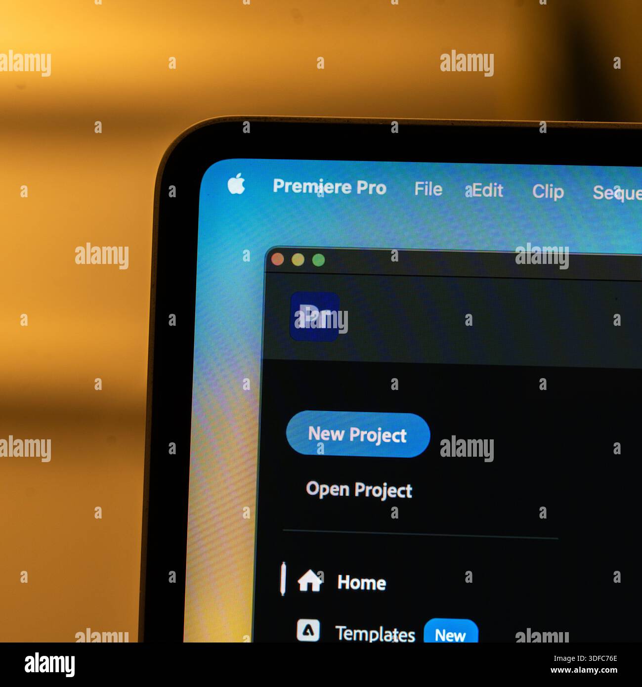 Il logo Adobe Premiere Pro viene visualizzato sullo schermo di uno smartphone, a Bangalore, India, il 6 gennaio 2026 Foto Stock