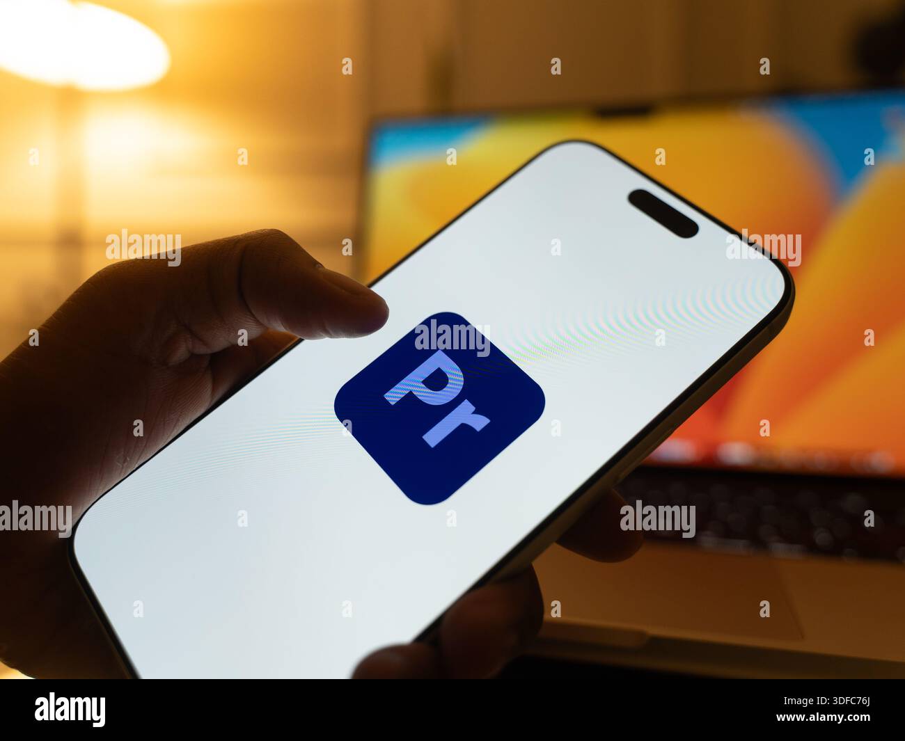 Il logo Adobe Premiere Pro viene visualizzato sullo schermo di uno smartphone, a Bangalore, India, il 6 gennaio 2026 Foto Stock