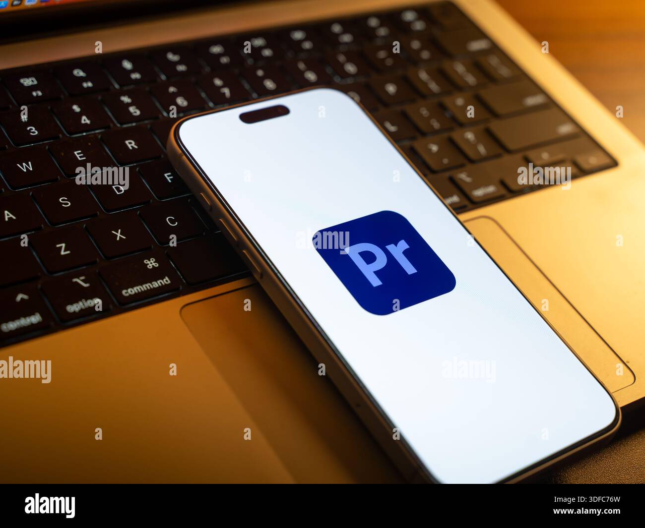 Il logo Adobe Premiere Pro viene visualizzato sullo schermo di uno smartphone, a Bangalore, India, il 6 gennaio 2026 Foto Stock