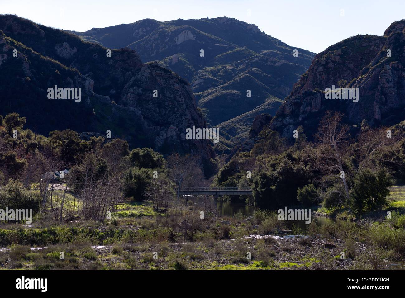 Una vista panoramica del Malibu Creek che si snoda attraverso una valle verde sotto le aspre vette delle montagne di Santa Monica nel Malibu Creek State Park, Foto Stock