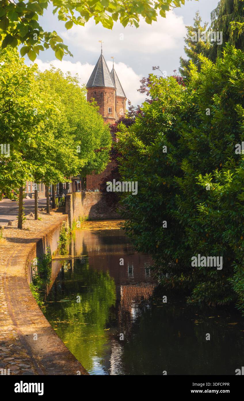Kamperbinnenpoort gate durante l'estate, Amersfoort, Paesi Bassi, Utrecht, Europa occidentale Foto Stock