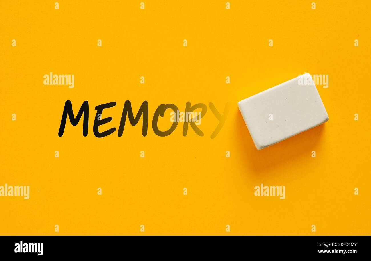 Gomma eliminazione della memoria di parole, scritta a mano con un contrassegno nero su sfondo giallo, perdita di memoria o cancellazione dei concetti di memoria. Foto Stock