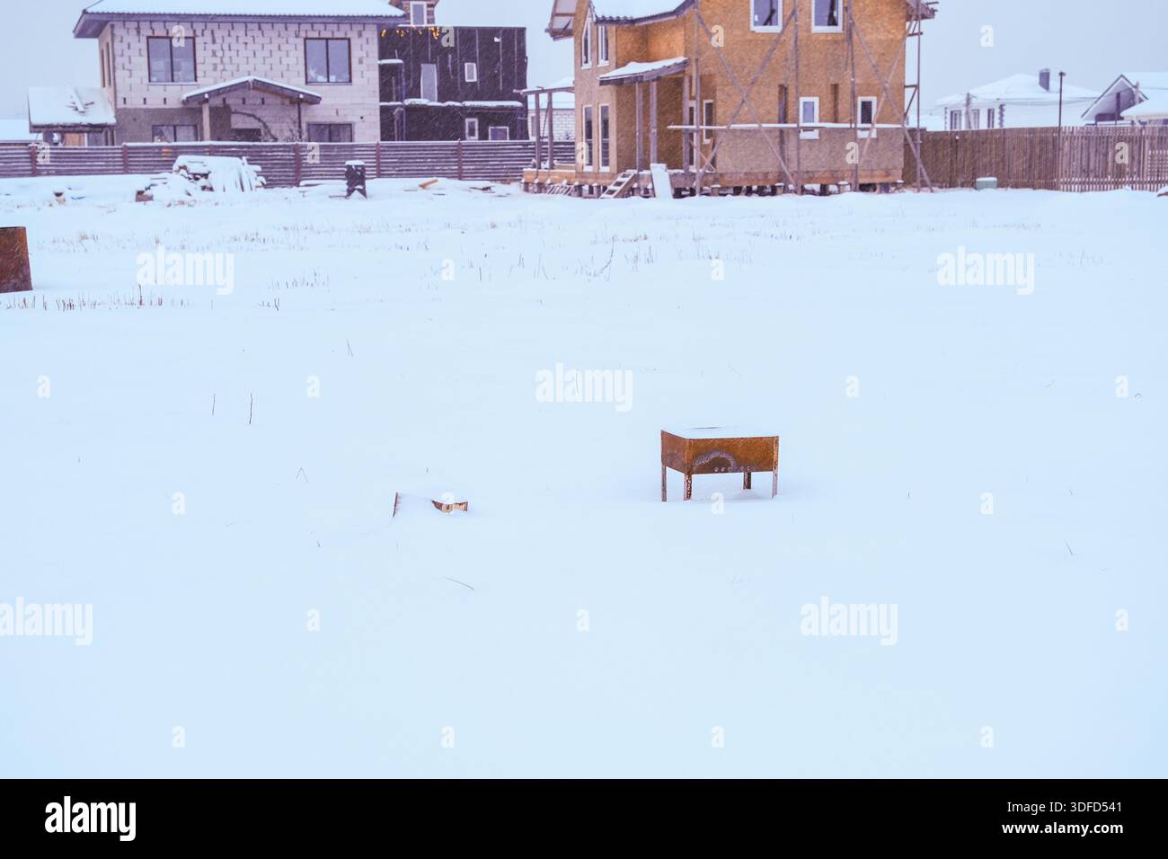 Russia, San Pietroburgo, 11.01.2026 costruzione di casa privata in inverno. Edificio residenziale incompiuto circondato dalla neve. Sviluppo immobiliare Foto Stock