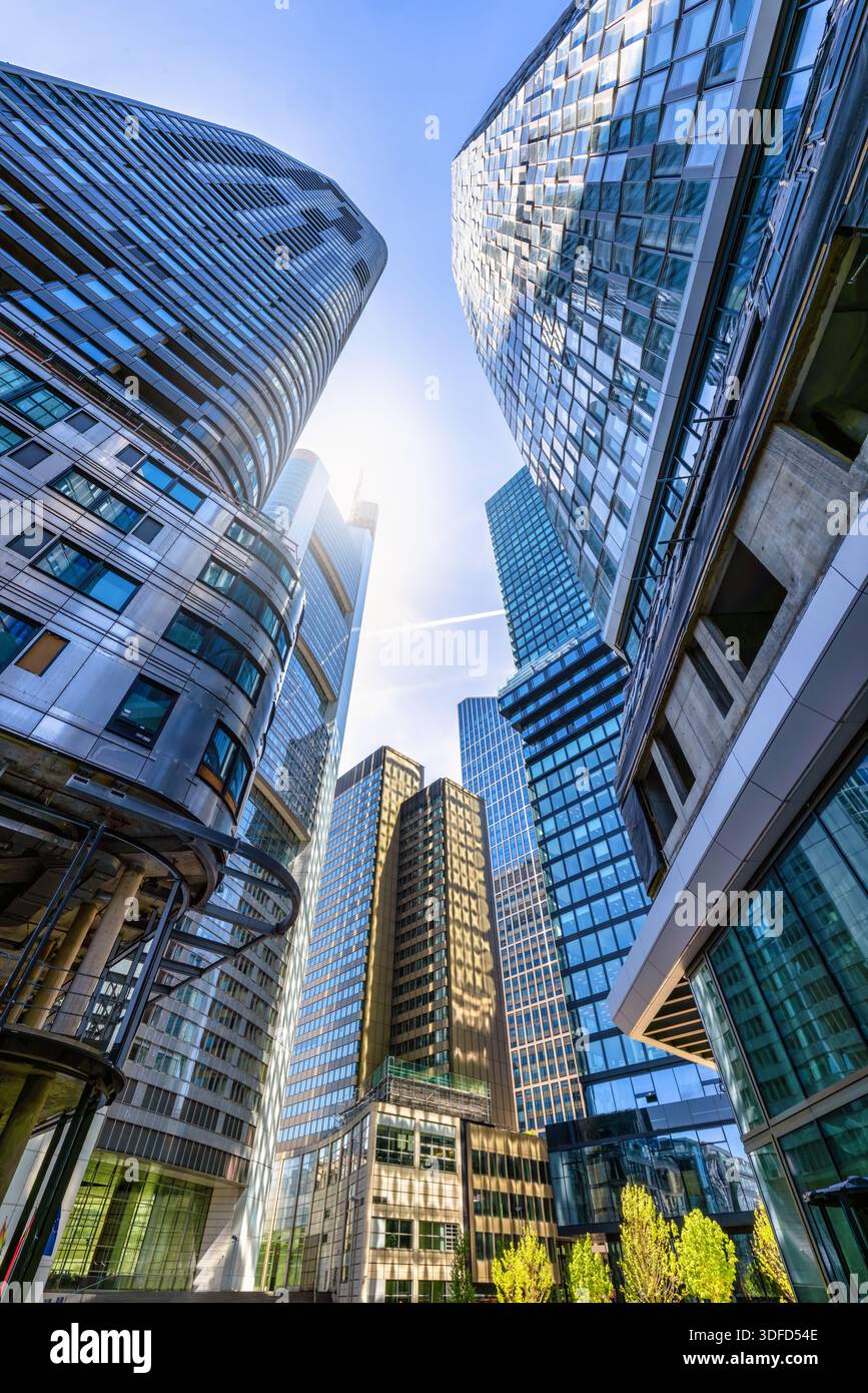 Vista ad angolo basso dei moderni grattacieli per uffici della città di Francoforte sul meno, Germania, con riflessi sulle facciate in vetro Foto Stock