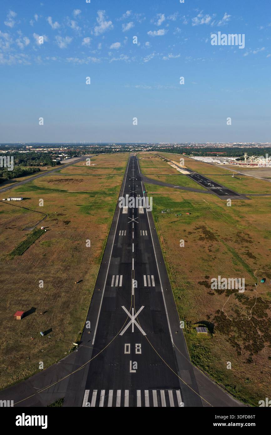 Veduta aerea della pista che attraversa il paesaggio e conduce l'occhio verso l'orizzonte sotto un cielo azzurro, Flughafen Tegel, Berlino, Berlino, Foto Stock