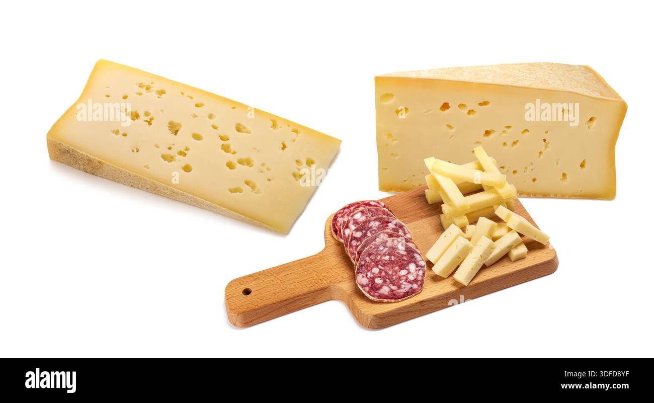Tagliere con formaggi a fette e salame isolato su bianco Foto Stock