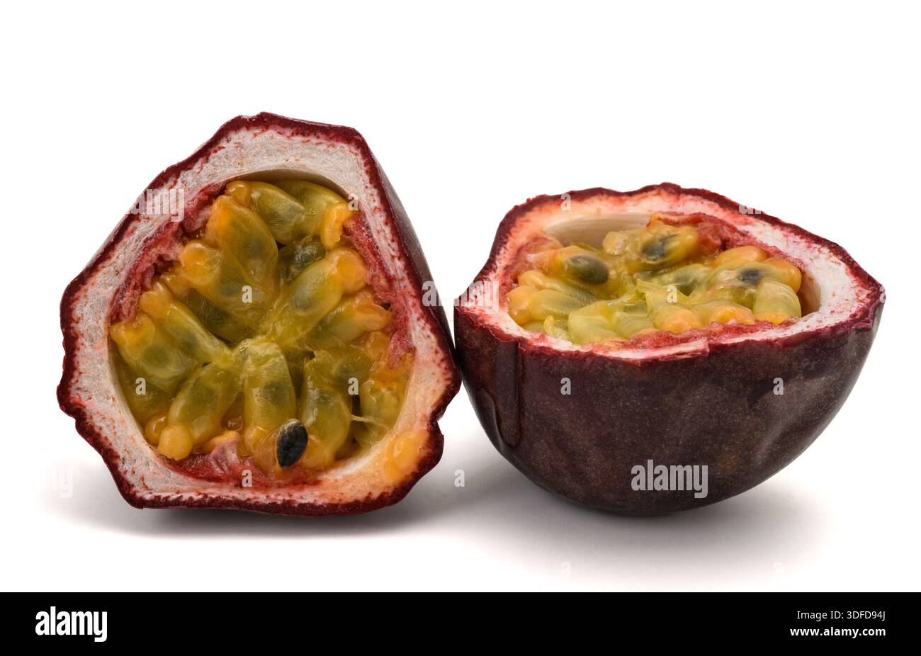 Frutta fresca della passione tagliata a metà, con polpa e semi succosi. Concetto di frutta tropicale, cibo sano, nutrizione naturale, freschezza. isolato su bianco, Foto Stock