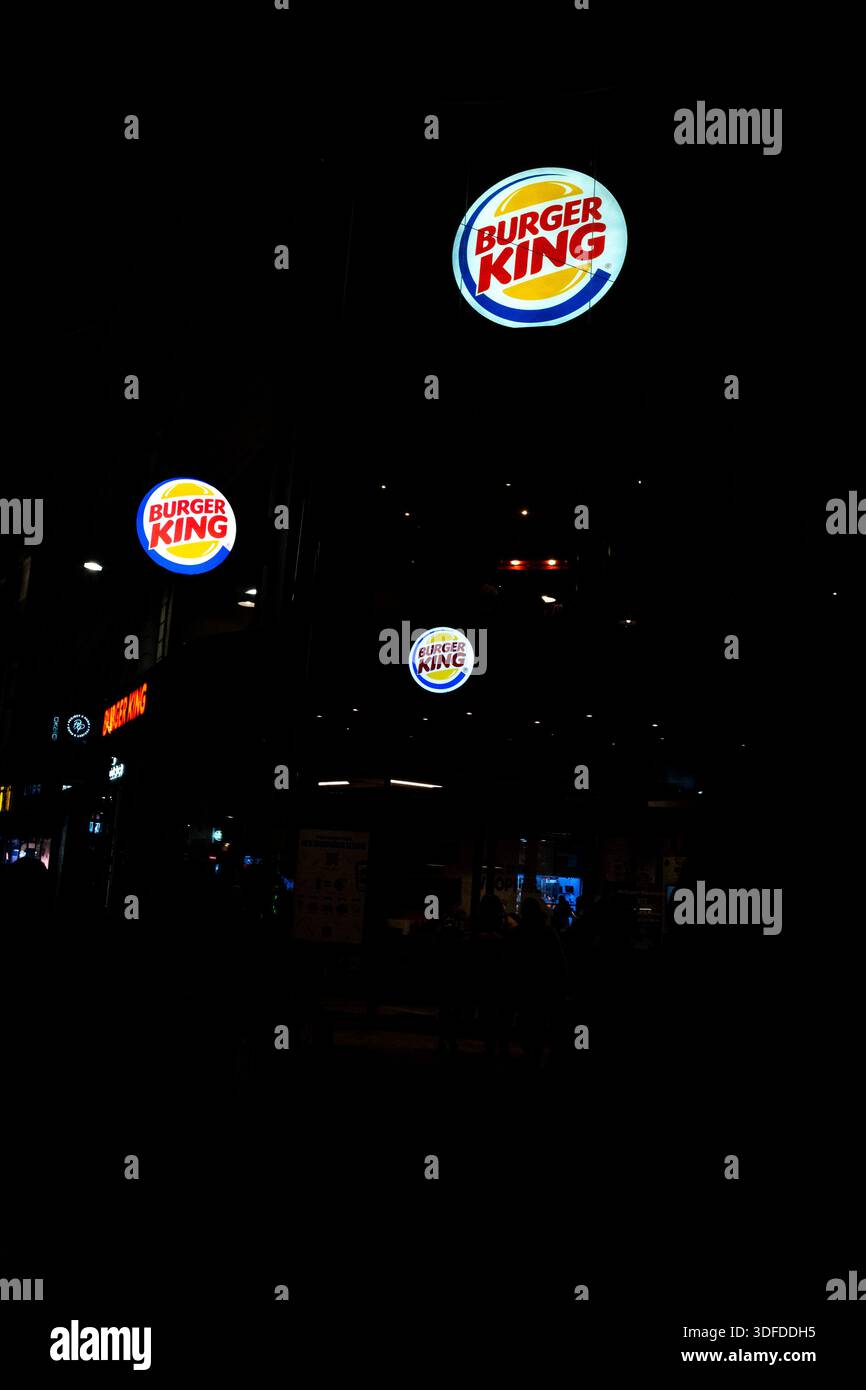 Vista notturna della segnaletica illuminata del ristorante Burger King su un viale commerciale a Ixelles nella regione di Bruxelles capitale in Belgio il 18 gennaio 2025 Foto Stock
