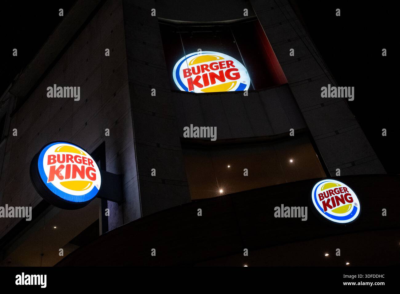 Vista notturna della segnaletica illuminata del ristorante Burger King su un viale commerciale a Ixelles nella regione di Bruxelles capitale in Belgio il 18 gennaio 2025 Foto Stock