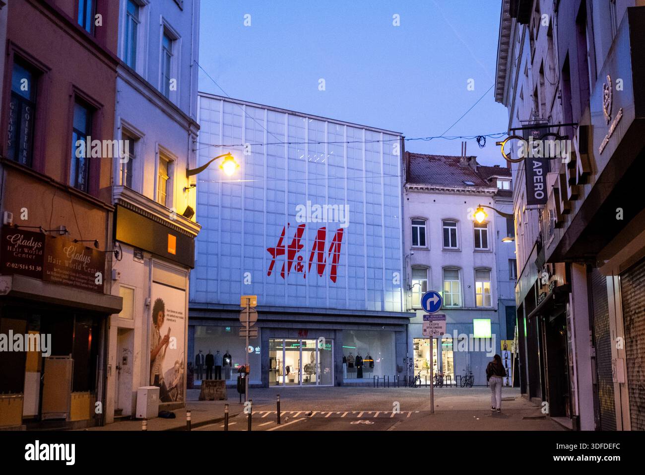Vista della facciata di un negozio di abbigliamento HM alla fine di una stretta via dello shopping a Ixelles a Bruxelles capitale in Belgio il 3 febbraio 2025. Vue de la Foto Stock