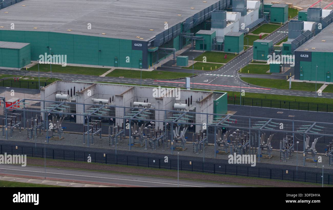 Vista aerea del vasto complesso verde di data center, la sua architettura si affaccia sul paesaggio, Agriport, ai Data Center, Middenmeer, Paesi Bassi Foto Stock