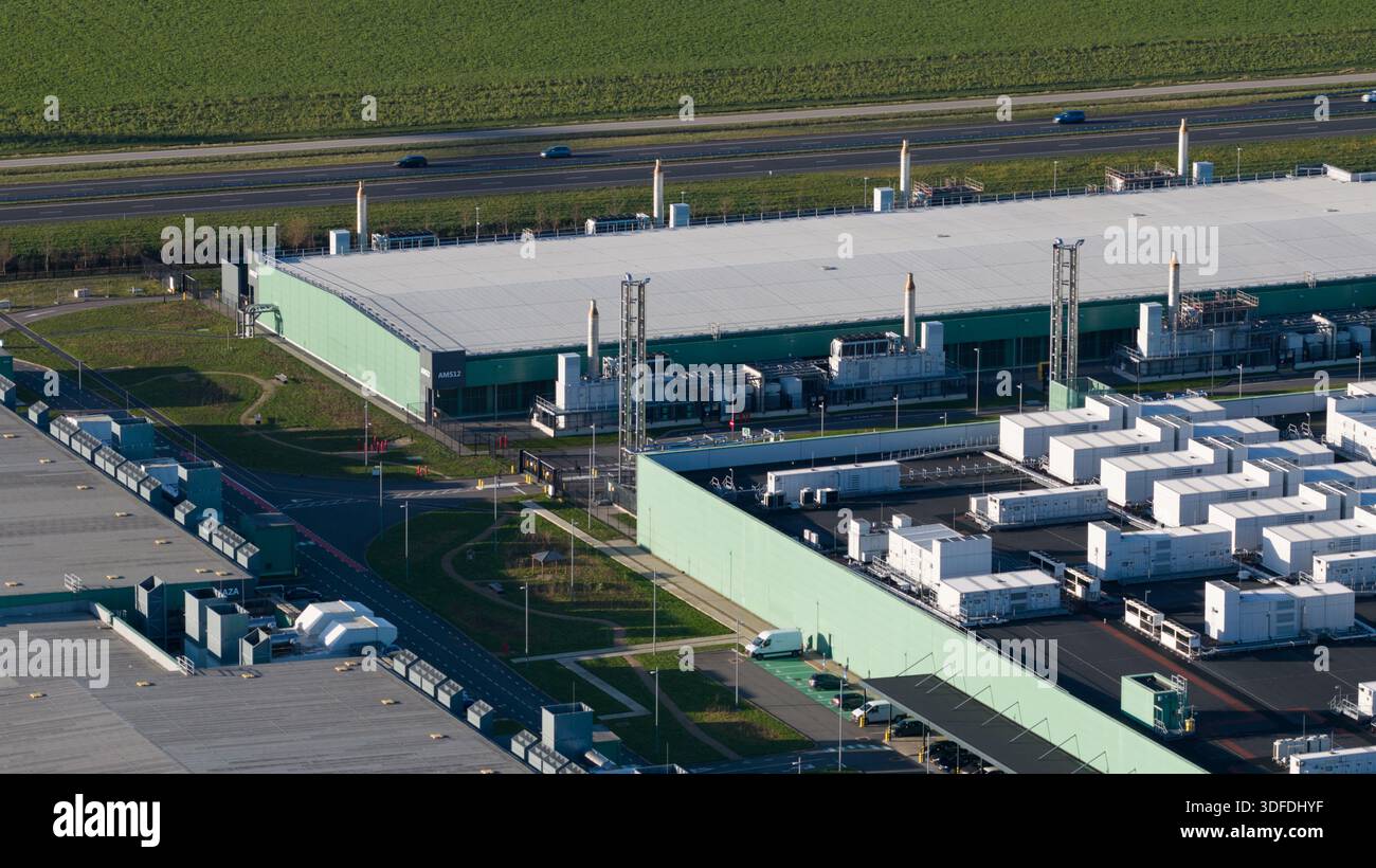 Vista aerea del vasto complesso di data center a basso contenuto di spessore con le sue sfumature verdi e grigie sullo sfondo dell'autostrada, del data center ai e di Middenm Foto Stock