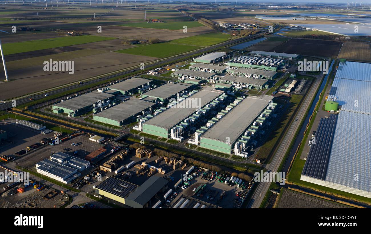 Veduta aerea del vasto complesso Agriport, un fulcro di attività industriale che si accostava ai tranquilli campi modellati di Middenmeer, Paesi Bassi. Foto Stock