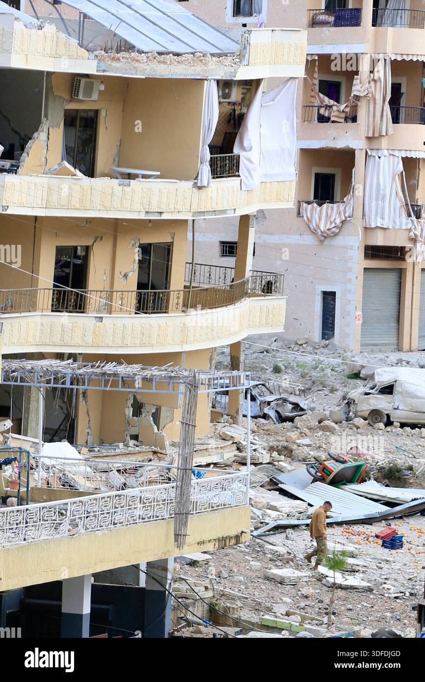 (260112) -- KFAR HATTA, 12 gennaio 2026 (Xinhua) -- questa foto scattata il 12 gennaio 2026 mostra edifici residenziali e veicoli distrutti negli attacchi aerei israeliani a Kfar Hatta, nel sud del Libano. Le forze israeliane hanno effettuato domenica pomeriggio attacchi aerei sul villaggio di Kfar Hatta nella zona meridionale del fiume Litani, come riportato dall'Agenzia nazionale di stampa (NNA) del Libano. Una fonte di sicurezza libanese ha detto a Xinhua che gli aerei da guerra israeliani hanno effettuato più di 35 attacchi aerei in tre onde, sparando circa 70 missili nelle posizioni di Hezbollah e negli edifici residenziali di Kfar Hatta. Credito: Xinhua/Ala Foto Stock