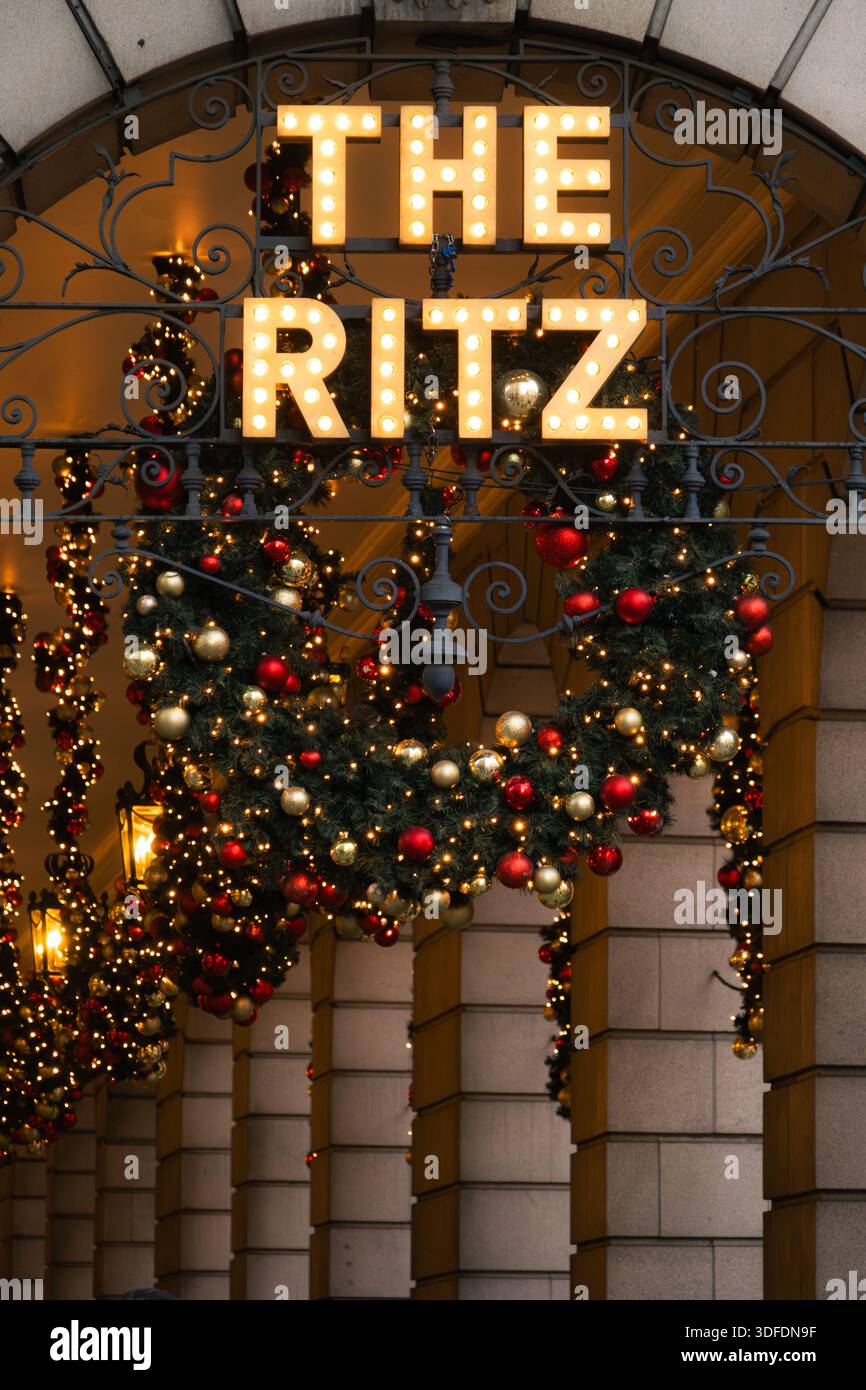 Le corone di decorazione natalizia fuori dall'hotel Ritz durante il Natale a Piccadilly, Londra, Regno Unito. Foto Stock