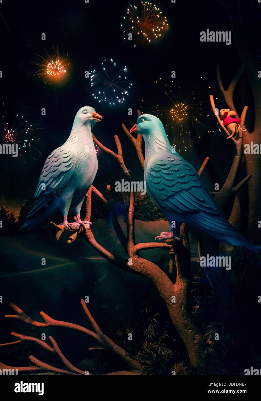 Una vetrina natalizia di una scena naturale che include due colombe al Fortnum e Masons a Londra, Regno Unito. Foto Stock