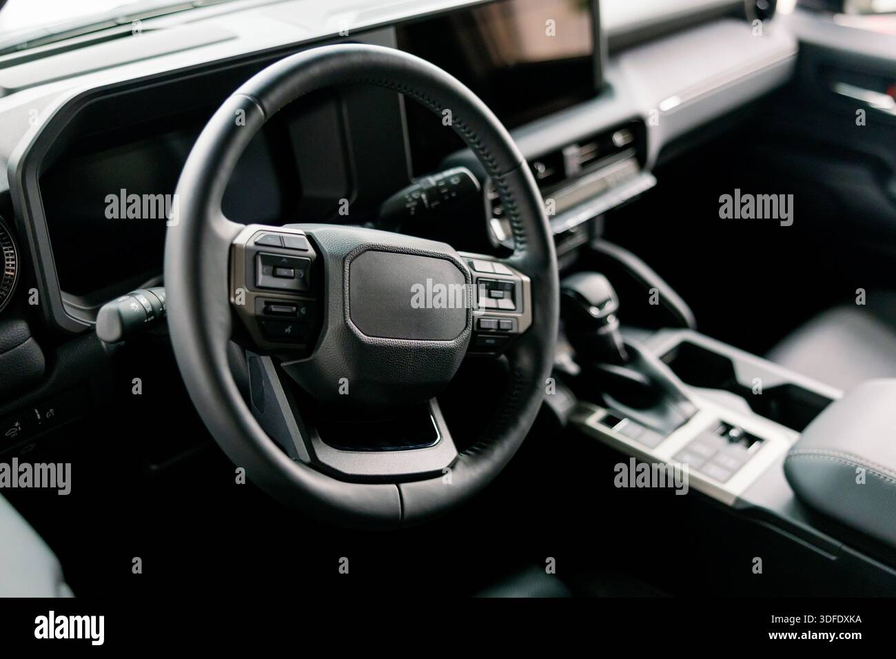 Interni lussuosi con sedili in pelle nera, tecnologia avanzata e finiture premium per un'esperienza di guida sofisticata Foto Stock