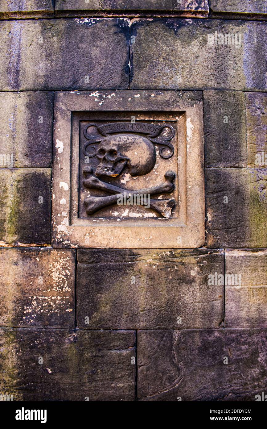 Edimburgo, Scozia: A Memento mori (frase latina che significa ricordare che devi morire), in Greyfriars Kirkyard, il cimitero che circonda Greyfriars Kirk Foto Stock